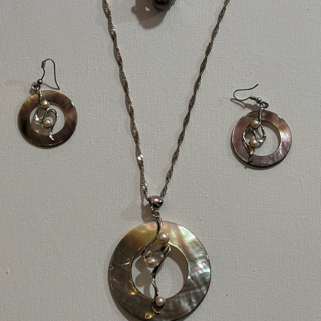 Lustrous Silver And Pearl Necklace Set